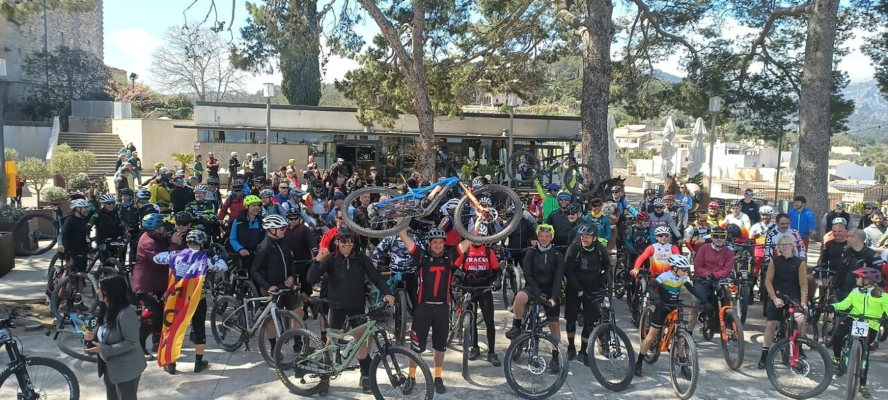 Concentraci&oacute;n de ciclistas en Selva para defender el acceso a la Serra de Tramuntana