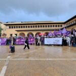Concentraci&oacute;n sindical en Palma con pancartas y banderas moradas