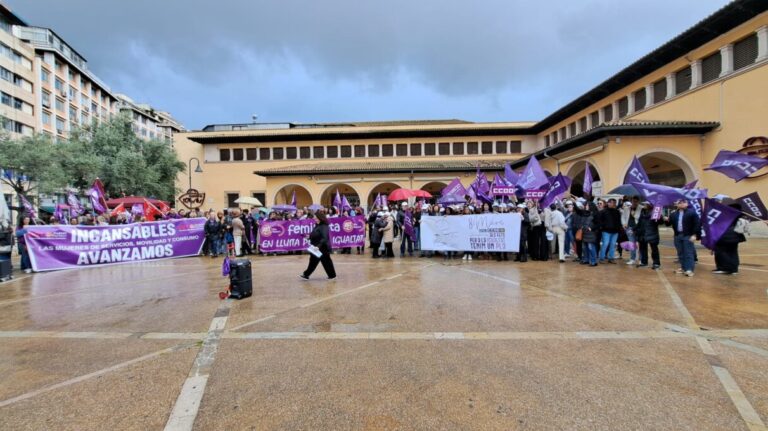 Concentraci&oacute;n sindical en Palma con pancartas y banderas moradas