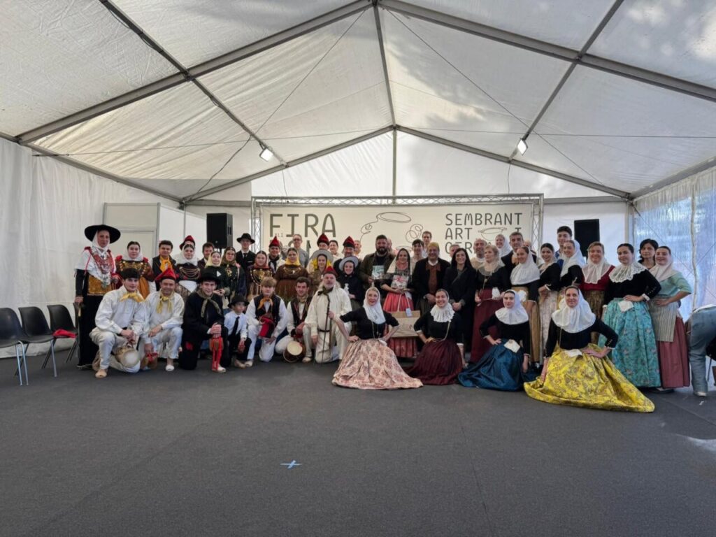 Grupo de personas en trajes tradicionales en la Fira del Fang de Marratx&iacute;