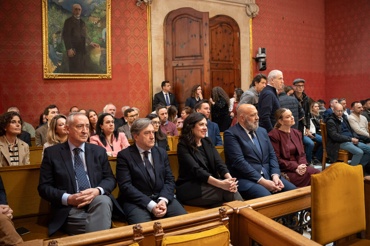 Reunión en el Consell de Mallorca con varios asistentes en el auditorio