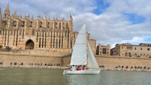 Familias disfrutan de actividades de navegaci&oacute;n en el lago del Parc de la Mar