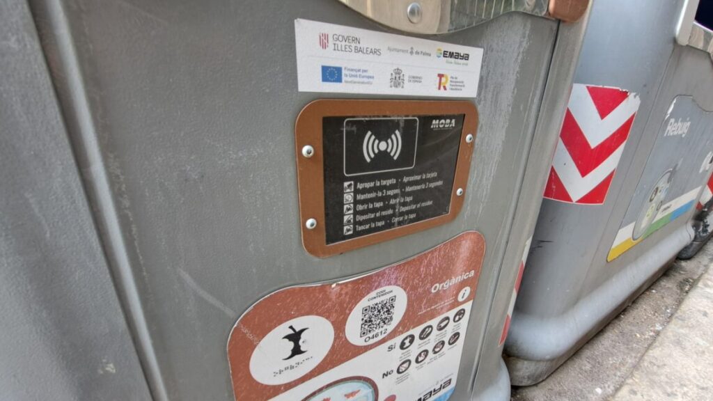 Contenedor de residuos orgánicos con sistema de apertura mediante tarjeta ciudadana en Palma.