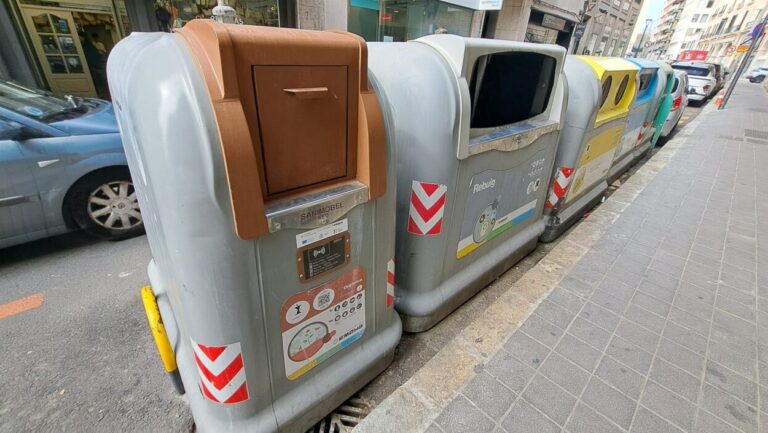 Contenedores de residuos org&aacute;nicos en una calle de Palma