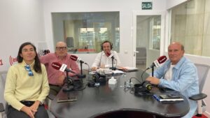 Cuatro personas discutiendo en un estudio de radio sobre pol&iacute;tica balear.