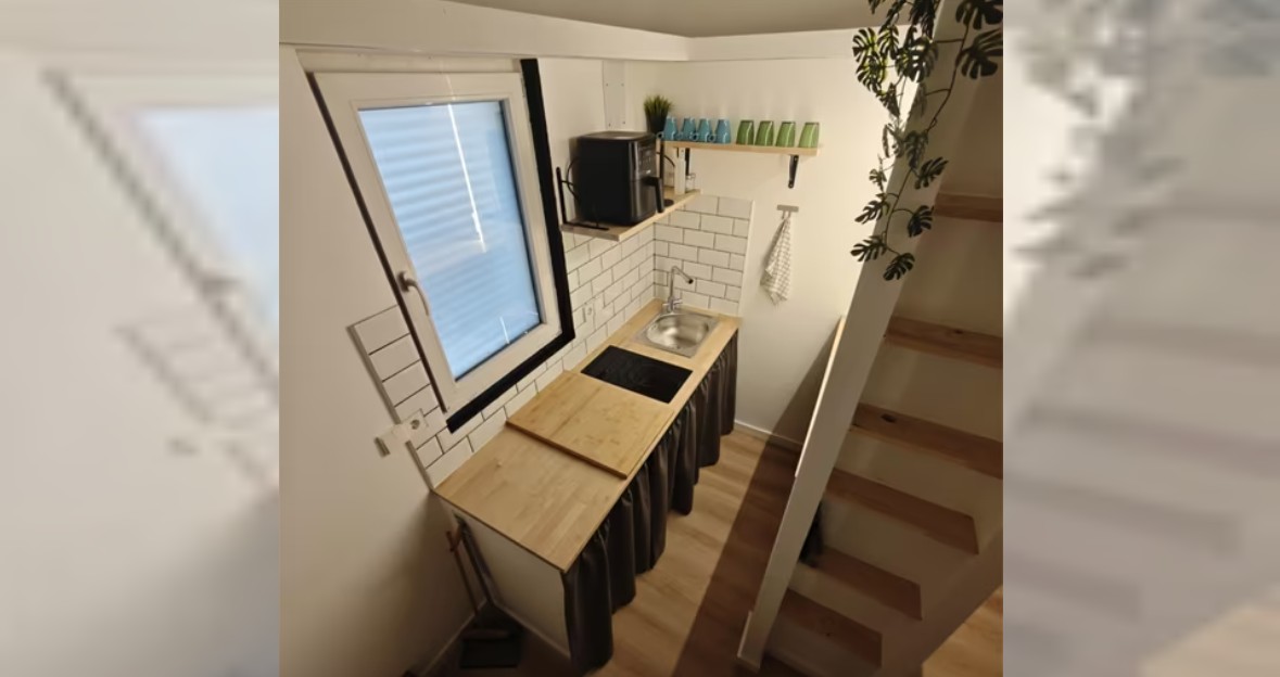 Cocina de un peque&ntilde;o estudio en Palma con muebles modernos