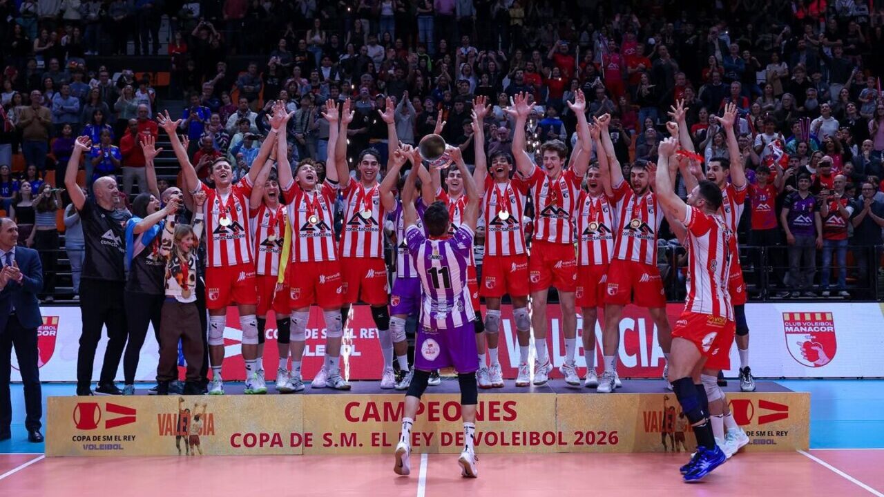 Jugadores del CV Manacor celebrando su victoria en la Copa del Rey 2026