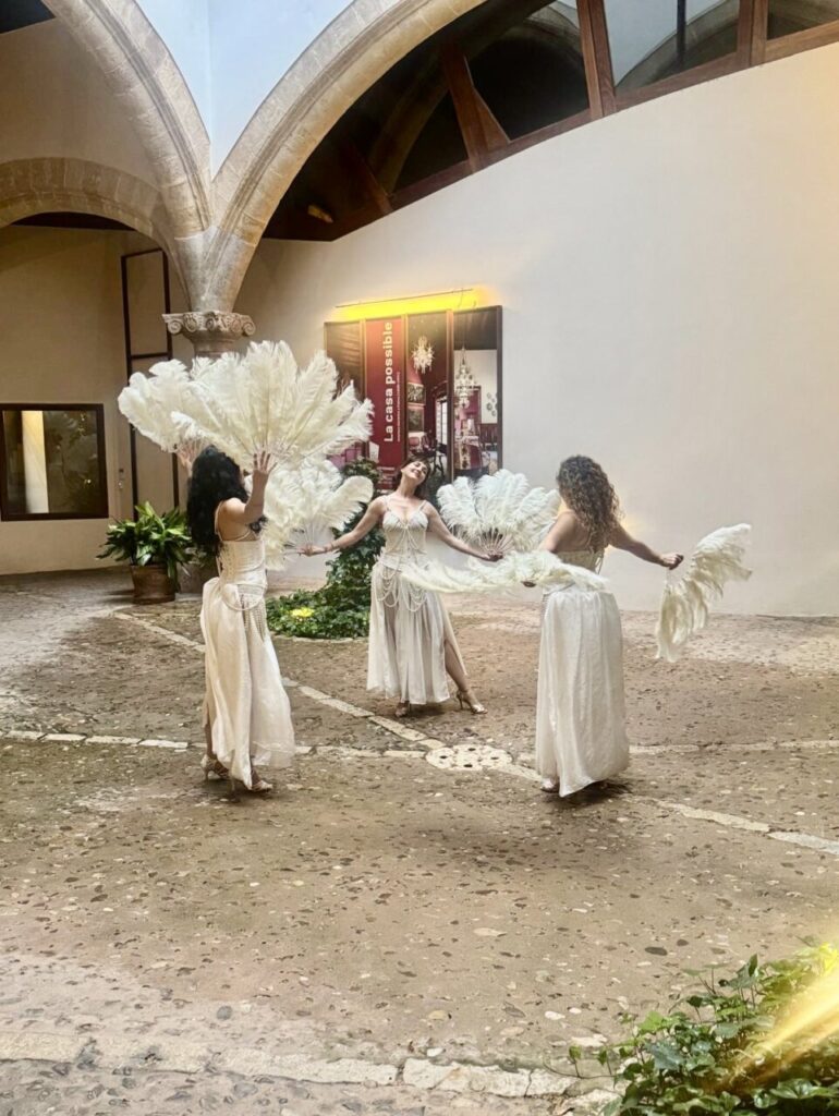 Tres bailarinas con plumas en el teatro Leda de Mallorca