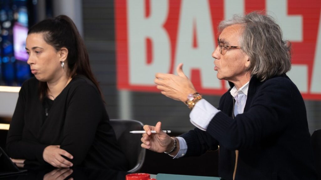 Participantes del programa de debate Torn de Paraula en IB3 discutiendo temas actuales.