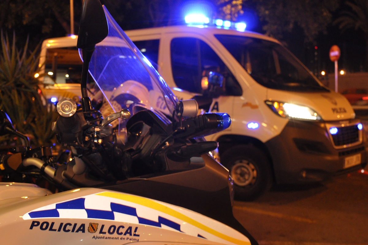 Motocicleta de la Polic&iacute;a Local de Palma en la noche