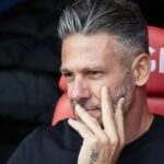 Demichelis reflexionando durante su debut como entrenador