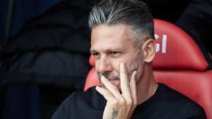 Demichelis reflexionando durante su debut como entrenador