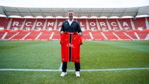 Demichelis sosteniendo la camiseta del RCD Mallorca en el estadio