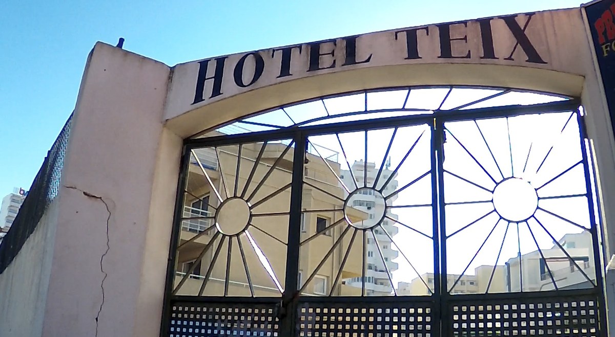 Entrada del antiguo Hotel Teix en Calvi&agrave;, Mallorca, con rejas decorativas.