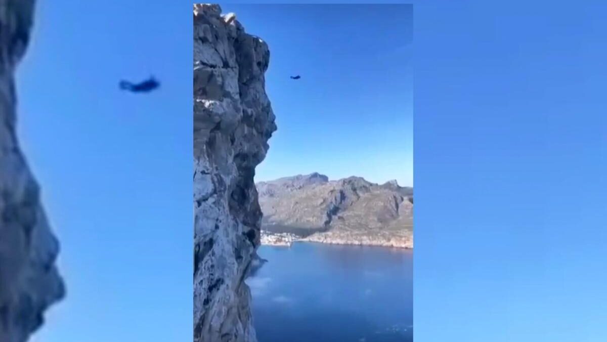Captura de un salto base desde un acantilado en Tramuntana