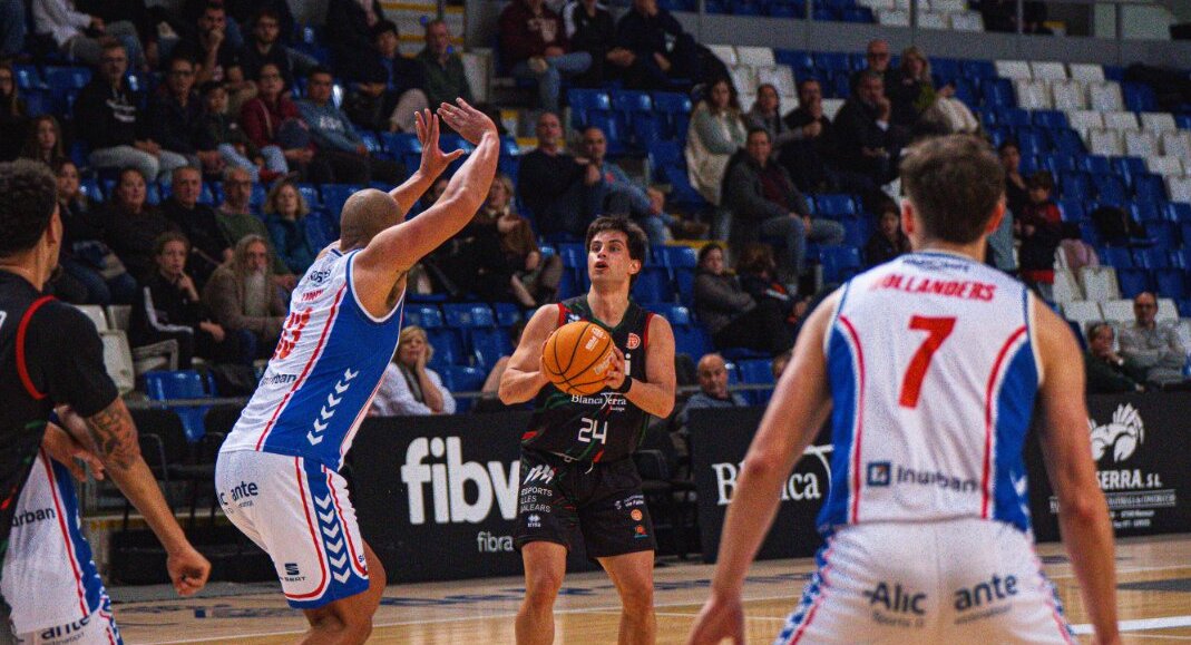 Jugadores de baloncesto compitiendo en un partido en Son Moix