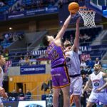 Jugador del Palmer Basket intentando encestar en un partido de baloncesto