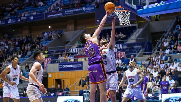 Jugador del Palmer Basket intentando encestar en un partido de baloncesto