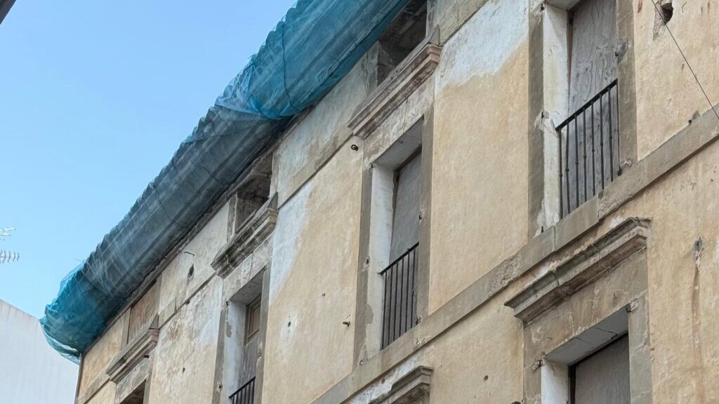 Edificio en Manacor con cubierta azul y ventanas tapiadas