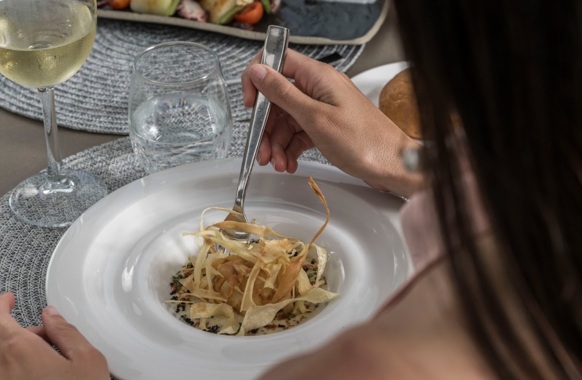Plato gourmet servido en un restaurante de Pure Salt en Mallorca