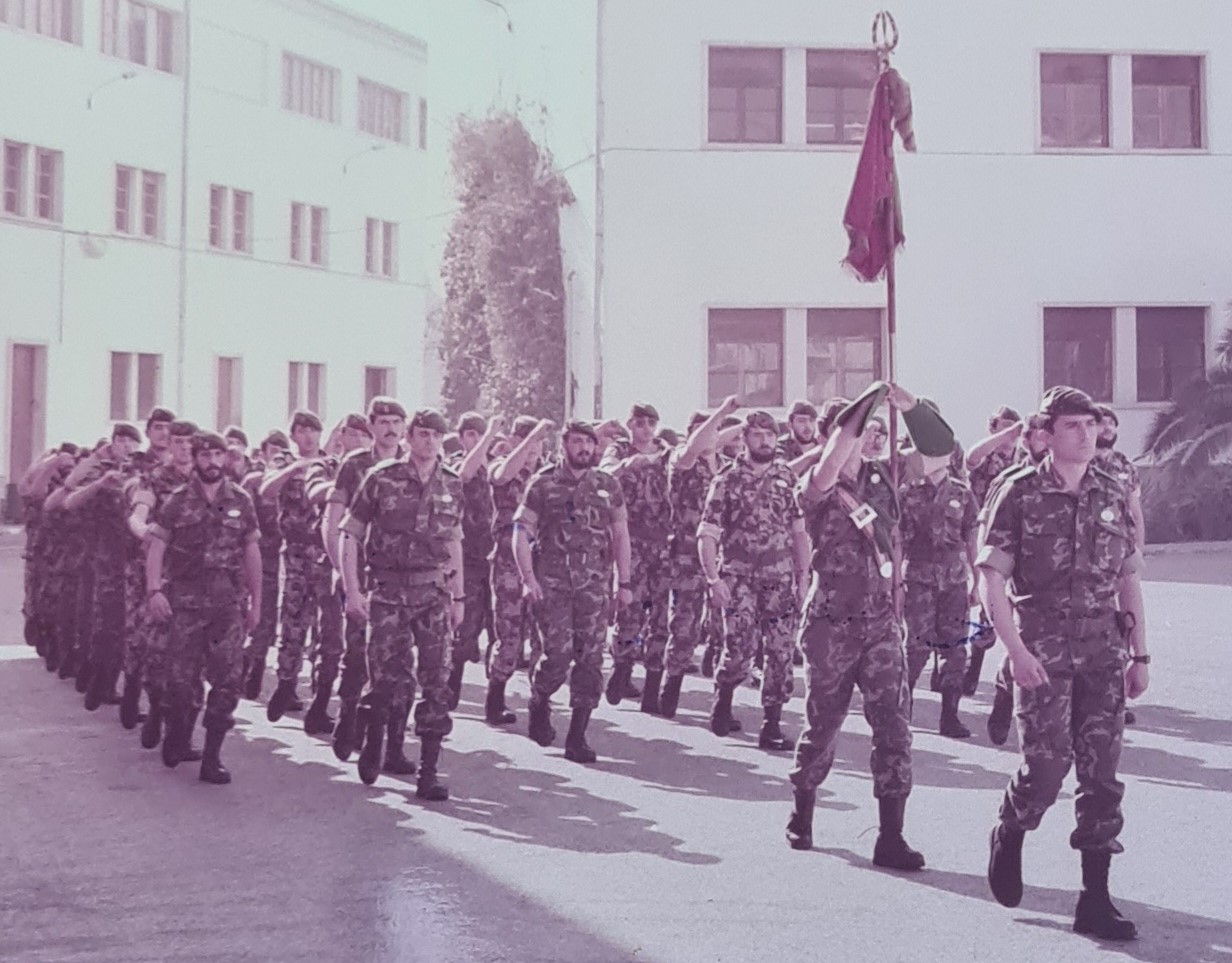 Desfile militar con soldados en uniforme camuflado marchando