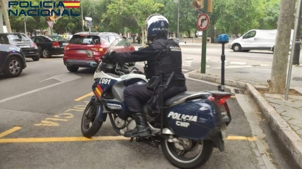 Polic&iacute;a Nacional en motocicleta en una calle con tr&aacute;fico