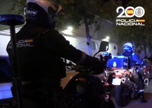 Agentes de la Polic&iacute;a Nacional en una operaci&oacute;n nocturna