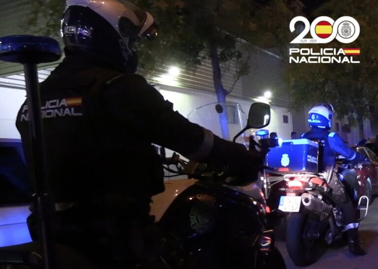 Agentes de la Polic&iacute;a Nacional en una operaci&oacute;n nocturna