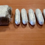 Paquete de hach&iacute;s y dosis de tusi en una mesa