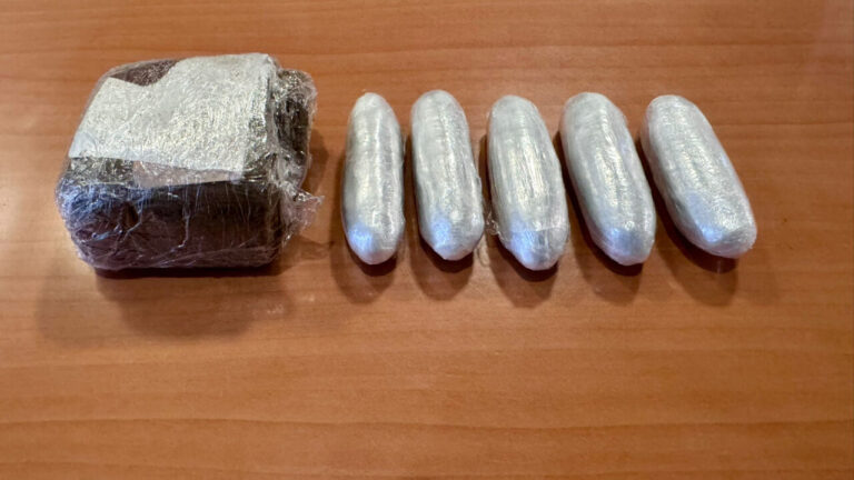 Paquete de hach&iacute;s y dosis de tusi en una mesa