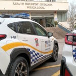 Veh&iacute;culos de la polic&iacute;a local en la entrada de la comisar&iacute;a