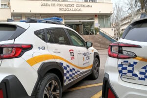 Veh&iacute;culos de la polic&iacute;a local en la entrada de la comisar&iacute;a