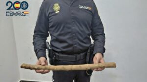 Polic&iacute;a Nacional mostrando un palo utilizado en una amenaza