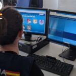 Agente de la Polic&iacute;a Nacional trabajando en un ordenador