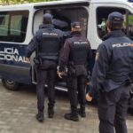 Agentes de la Policía Nacional deteniendo a sospechosos en un coche robado.