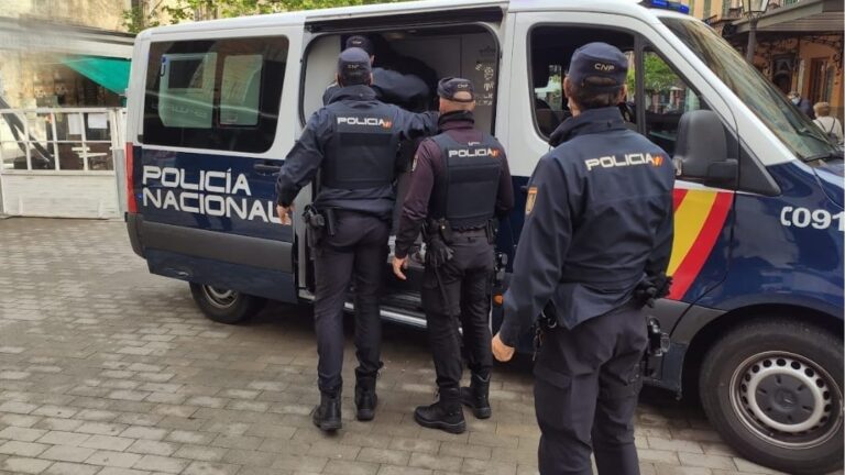 Agentes de la Policía Nacional deteniendo a sospechosos en un coche robado.