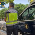 Agente de polic&iacute;a nacional en una operaci&oacute;n de detenci&oacute;n en Palma.