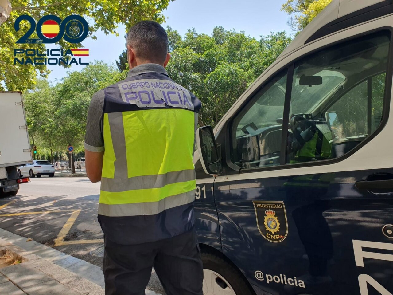 Agente de polic&iacute;a nacional en una operaci&oacute;n de detenci&oacute;n en Palma.