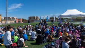 Estudiantes reunidos en el campo de f&uacute;tbol durante la diada de igualdad y deporte en Marratx&iacute;