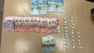 Billetes de euro y papelinas de coca&iacute;na incautadas en una operaci&oacute;n policial