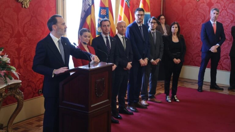 Discurso en el Día de Baleares con políticos presentes en el evento