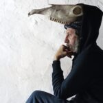 Retrato de Miquel Adrover con un sombrero peculiar en un fondo claro