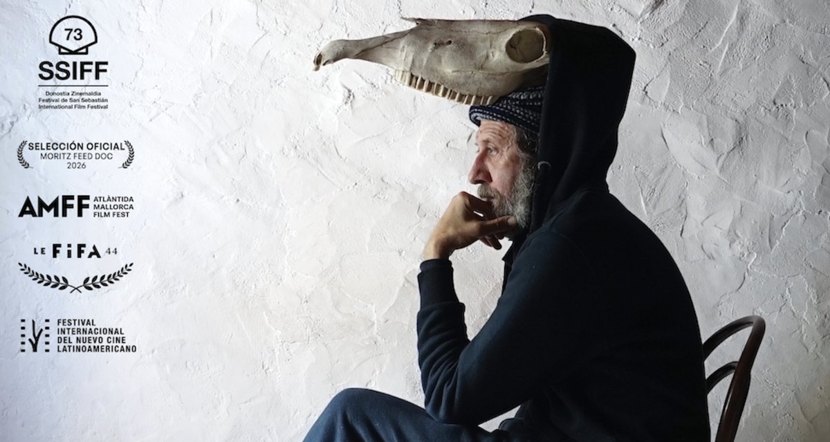 Retrato de Miquel Adrover con un sombrero peculiar en un fondo claro