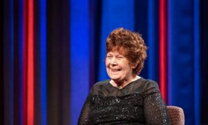 Dolores Keane sonriendo durante una presentaci&oacute;n musical