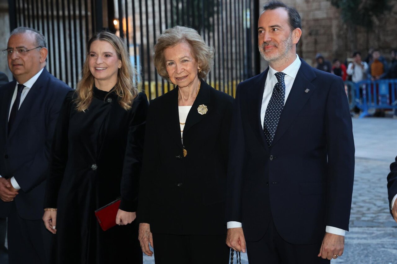 La Reina Sof&iacute;a y autoridades en la Catedral de Baleares