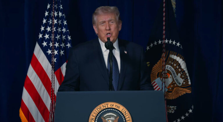 Donald Trump hablando sobre la ofensiva contra Ir&aacute;n en marzo de 2026