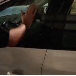 Polic&iacute;a local despertando a un conductor dormido en su coche