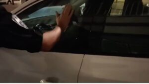 Polic&iacute;a local despertando a un conductor dormido en su coche