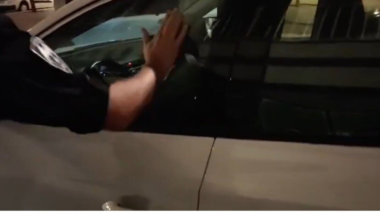 Polic&iacute;a local despertando a un conductor dormido en su coche