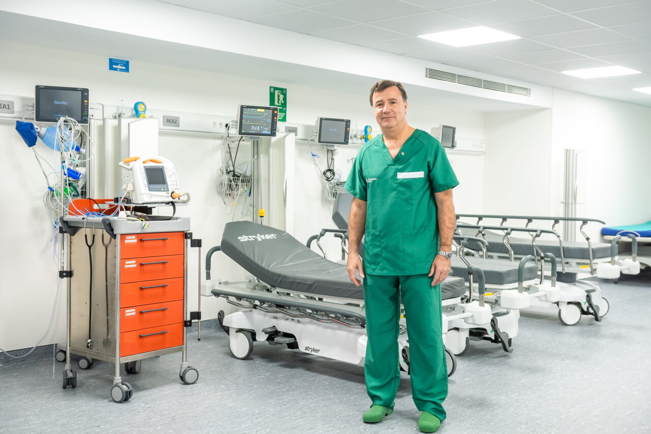 El Dr. &Aacute;lvaro Brotons en la sala de reanimaci&oacute;n de la Unidad de Endoscopia
